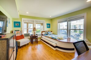 5 bedrooms, desk, internet, bed sheets