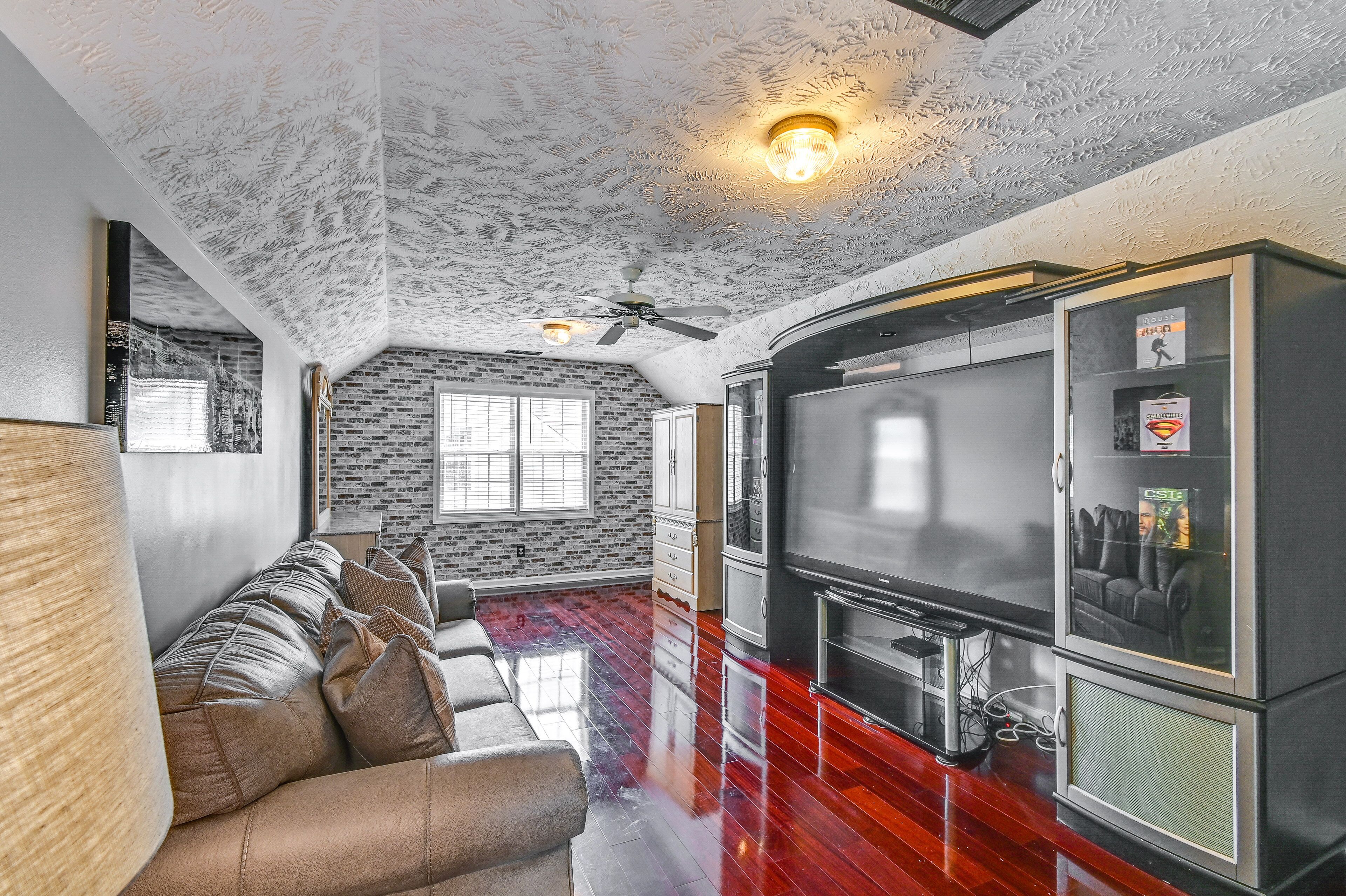 TV, fireplace