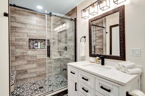 Shower, hair dryer, towels, soap - 20 Acre Joshua Tree Pool/Spa Villa Sleeps 8 + Game Room (Joshua Tree)