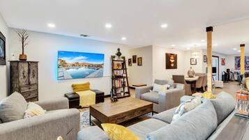 TV connectée, cheminée, jeux vidéo, baby-foot