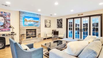 TV connectée, cheminée, jeux vidéo, baby-foot