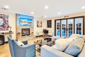 TV connectée, cheminée, jeux vidéo, baby-foot