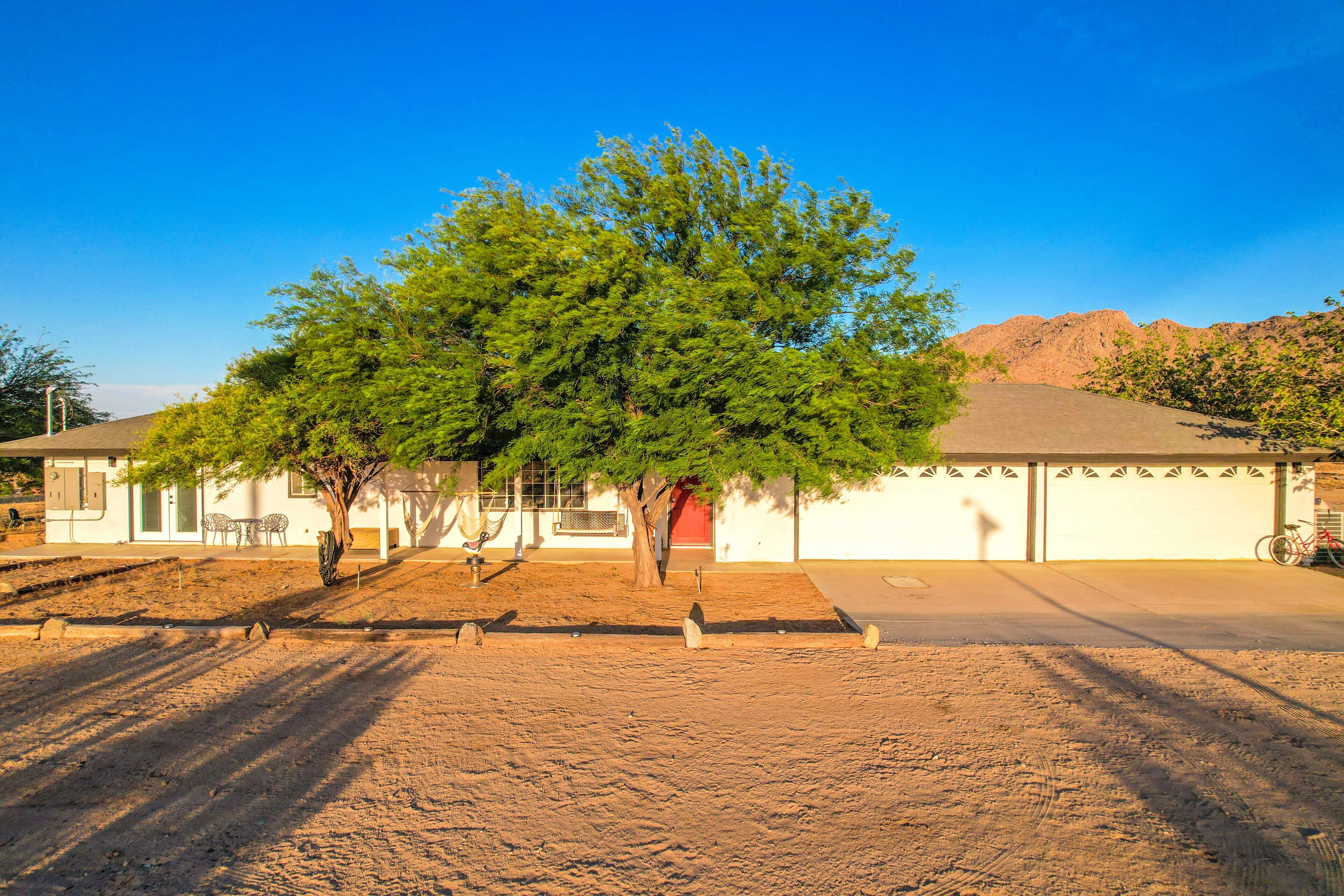 20 Acre Joshua Tree Pool/Spa Villa Sleeps 16