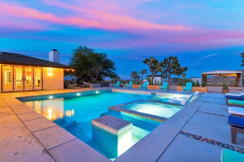 20 Acre Joshua Tree Pool/Spa Villa Sleeps 8 + Game Room 