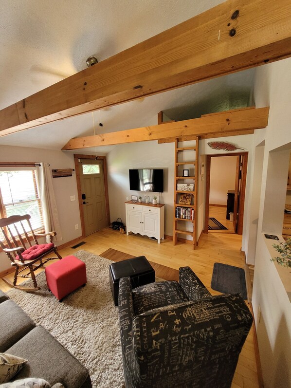 Smart TV - River Otter Cottage On The New River
Perfect for couples or family adventure (Warrensville)