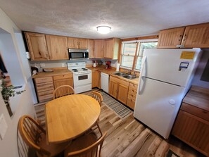 Fridge, microwave, oven, stovetop - River Otter Cottage On The New River
Perfect for couples or family adventure (Warrensville)