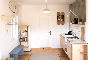 Fridge, oven, stovetop, coffee/tea maker