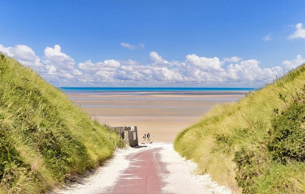 Beach nearby - Beautiful home in Créances with WiFi (Créances)