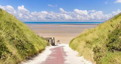 Beautiful home in Créances with WiFi