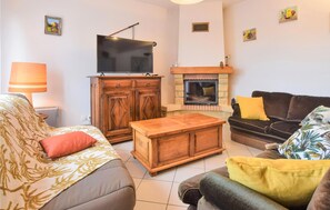 Fireplace - Beautiful home in Créances with WiFi (Créances)