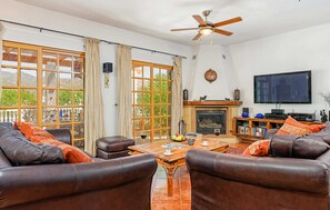 TV, lettore DVD, tavolo da ping pong, impianto stereo