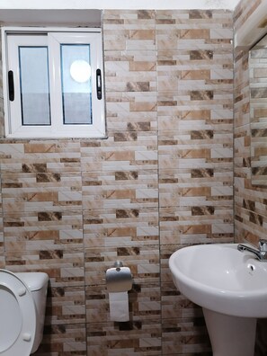 Habitación superior | Baño | Ducha y toallas