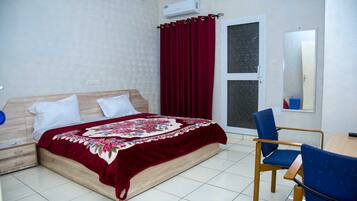 Quarto standard | 1 quarto, escrivaninha, quartos à prova de som, Wi-Fi de cortesia