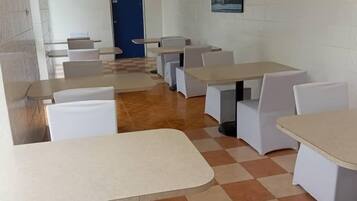 Café da manhã continental todos os dias (EUR 4.57 por pessoa)