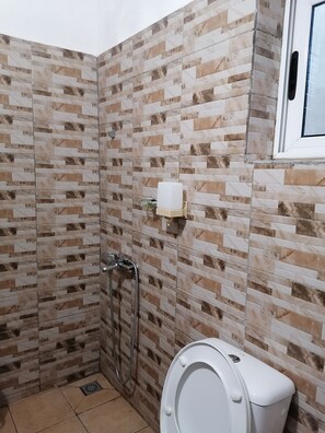 Habitación superior | Baño | Ducha y toallas
