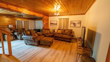 TV connectée, cheminée, livres