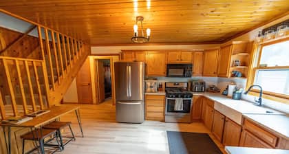 Quiet Private Cabin in the woods near fishing, hiking, skiing,ORV,snow trails