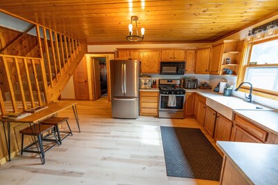 Quiet Private Cabin in the woods near fishing, hiking, skiing,ORV,snow trails