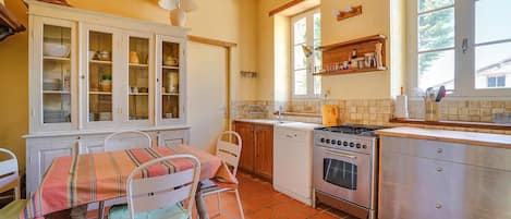 Frigorifero, forno, piano cottura, lavastoviglie