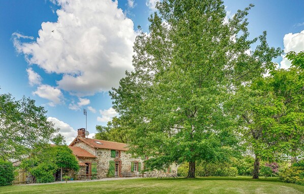 Exterior - Beautiful home in Nieul Le Dolent with WiFi (Nieul Le Dolent)
