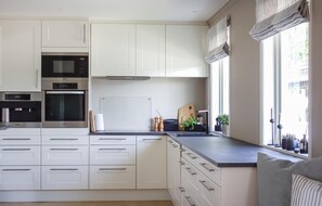 Kühlschrank, Mikrowelle, Herdplatte, Geschirrspüler