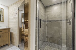 Dusche, Haartrockner, Handtücher, Seife