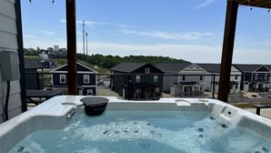 Ein Whirlpool mit Blick auf Häuser im Hintergrund.