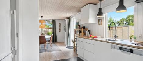 Køleskab, ovn, opvaskemaskine, kaffe-/temaskine