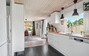 Kylskåp, ugn, diskmaskin och kaffe- och tebryggare