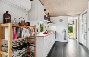 Kylskåp, ugn, diskmaskin och kaffe- och tebryggare