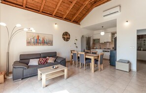 TV - 3 bedroom stunning home in Maslenica (Maslenica)