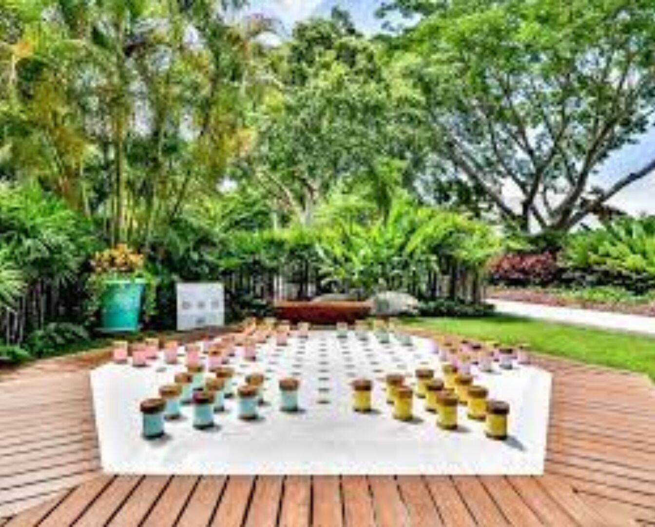 Un espace extérieur aménagé avec une longue table et des chaises, disposés pour accueillir les clients.
