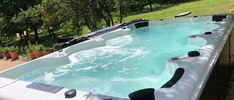 Bain à remous extérieur
