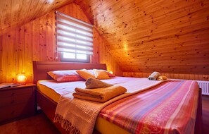 2 bedrooms, travel cot, free WiFi, bed sheets