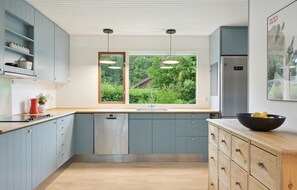 Fridge, stovetop, dishwasher - Cozy home in Nivå with kitchen (Nivå)