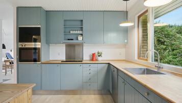 Køleskab, kogeplade, opvaskemaskine