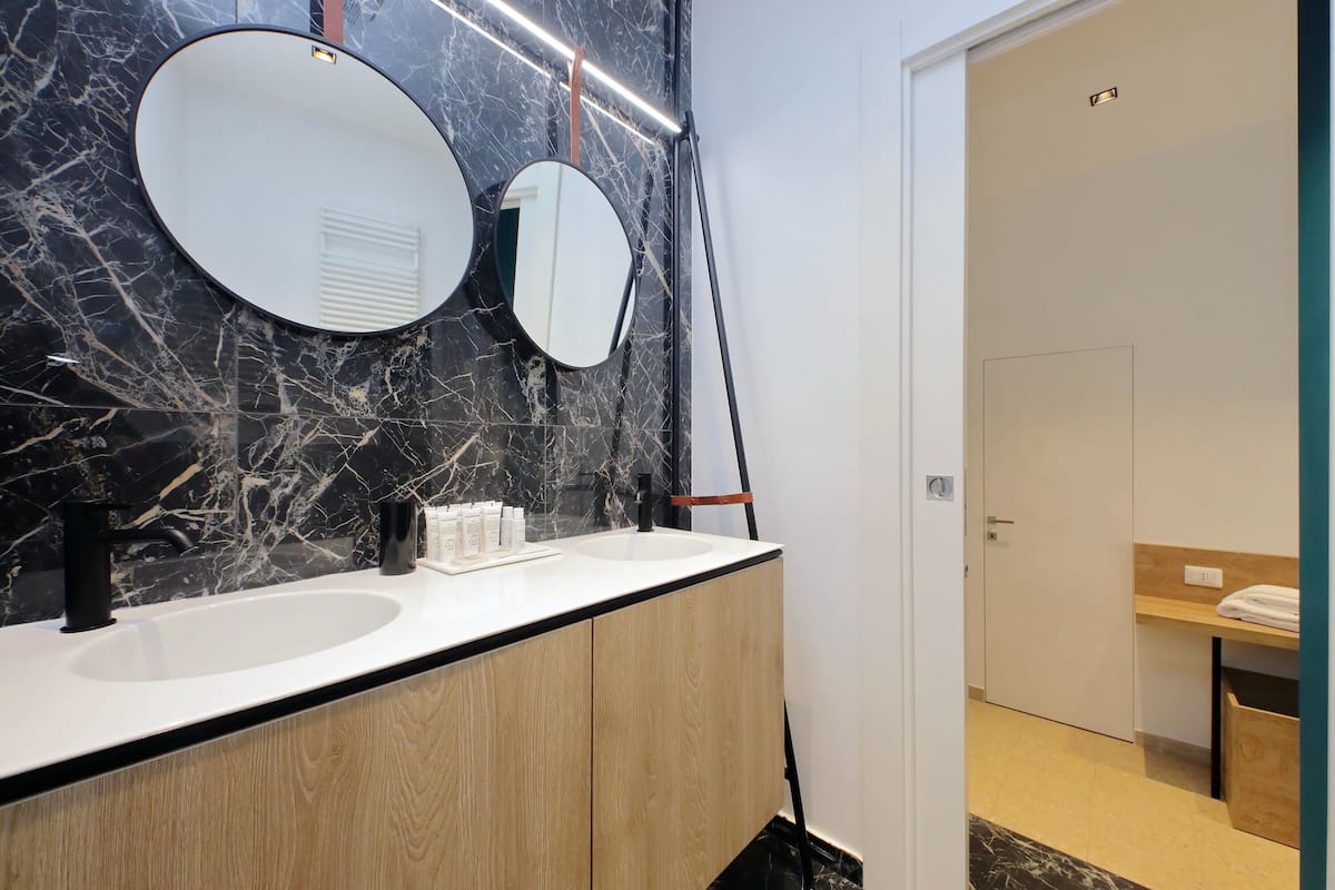 Tripla Deluxe | Bagno | Doccia, set di cortesia gratuito, asciugacapelli, pantofole
