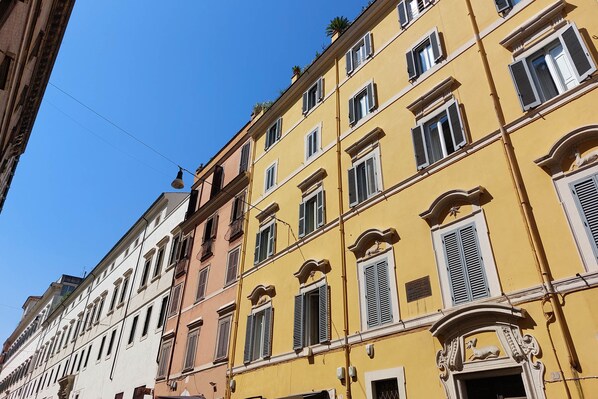 A row of multi-story buildings with balconies and shutters. - Youroom Quattro Fontane - Rooms (Rome)