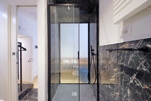 Tripla Deluxe | Bagno | Doccia, set di cortesia gratuito, asciugacapelli, pantofole