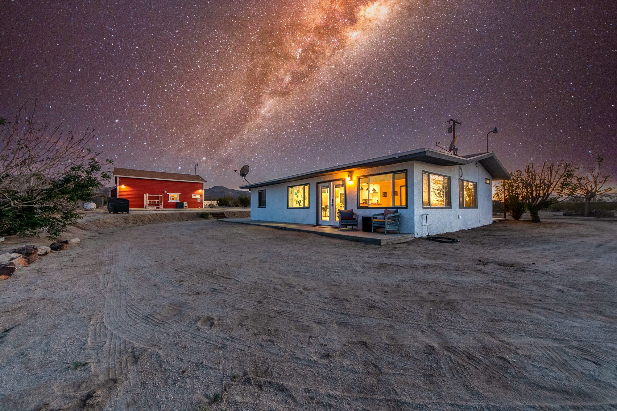 Family Joshua Tree Home/Barn Sleeps 12 Fast Wifi