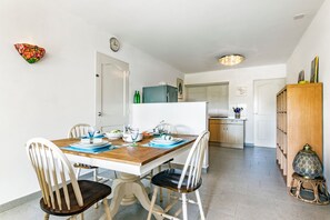 Departamento | Cocina privada | Refrigerador con congelador, microondas y parrilla de estufa 