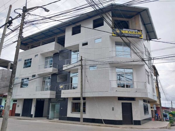 A multi-story building with a sign for 'HOSPEDALJE MORALILLOS' indicating a medical facility.