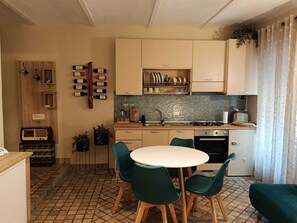 Fridge, oven, stovetop, coffee/tea maker