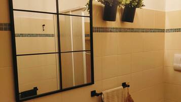 Douche, sĂšche-cheveux, bidet, serviettes fournies