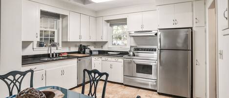 Frigorífic, microones, forn i placa de cuina