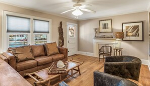 TV - Amazing home within walking distance to downtown Beaufort! (Beaufort)