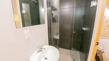 Maskarita | Bathroom | Shower, hair dryer, towels, soap