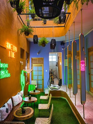 تلفزيون ذكي بحجم 36-بوصة يعرض قنوات تلفزيونية رقمية، تلفزيون