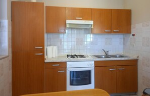 Fridge, oven, stovetop, coffee/tea maker