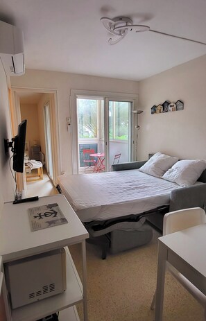 1 habitación, tabla de planchar con plancha y ropa de cama 